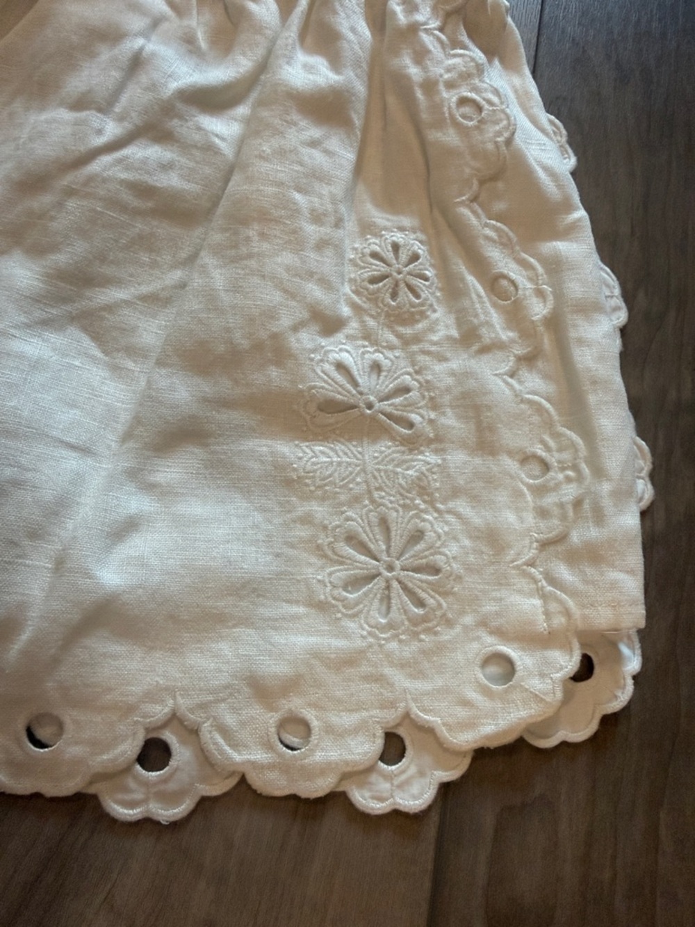 FARM Rio White Eyelet Scalloped Hem Drawstring Shorts. 100% Linen. Lined. New - Picture 12 of 15